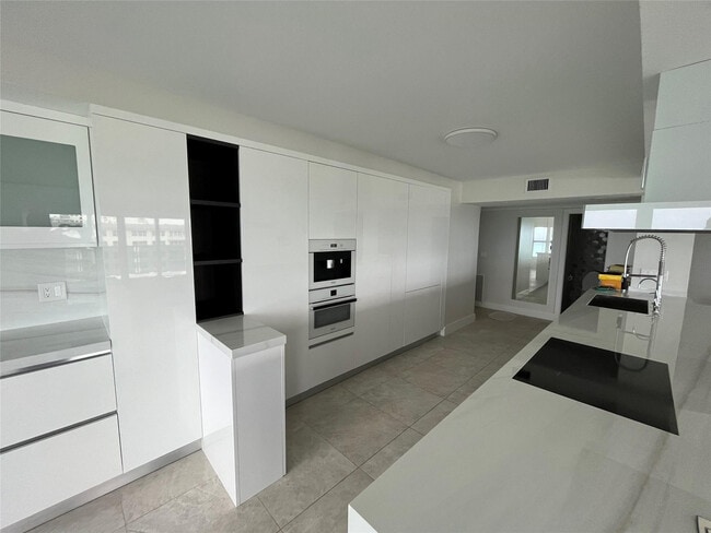 Building Photo - 3500 Galt Ocean Dr