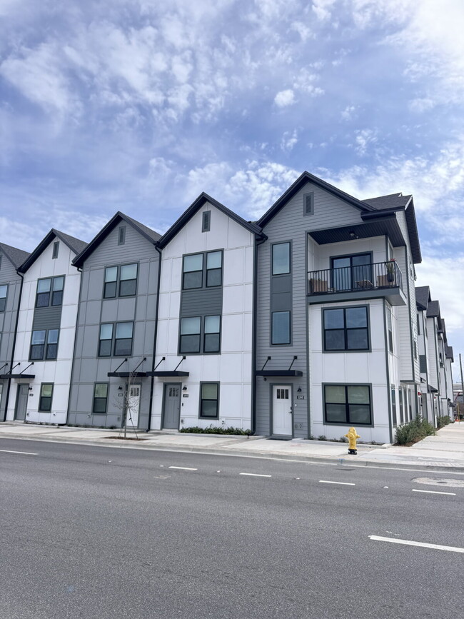 Building Photo - Luxury living in Downtown Jax with an atta...