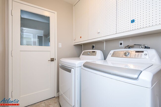 Building Photo - Beautiful Home | Remodeled | Desirable Location