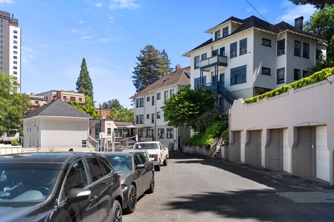 Building Photo - 1 Bedroom with den close to SW! Walking di...