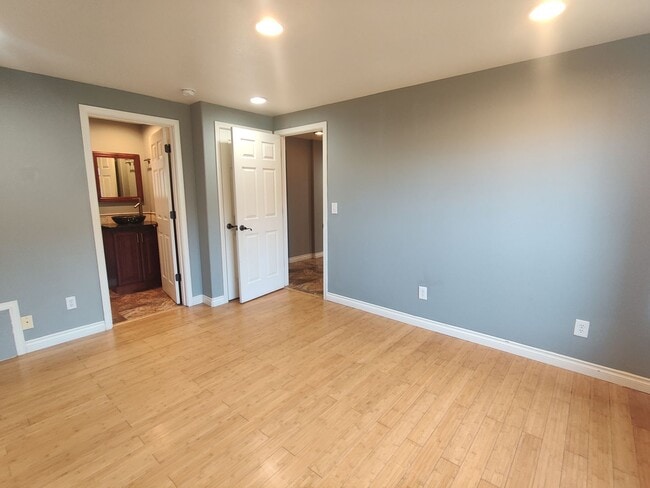 Building Photo - Updated Condo in West Richland