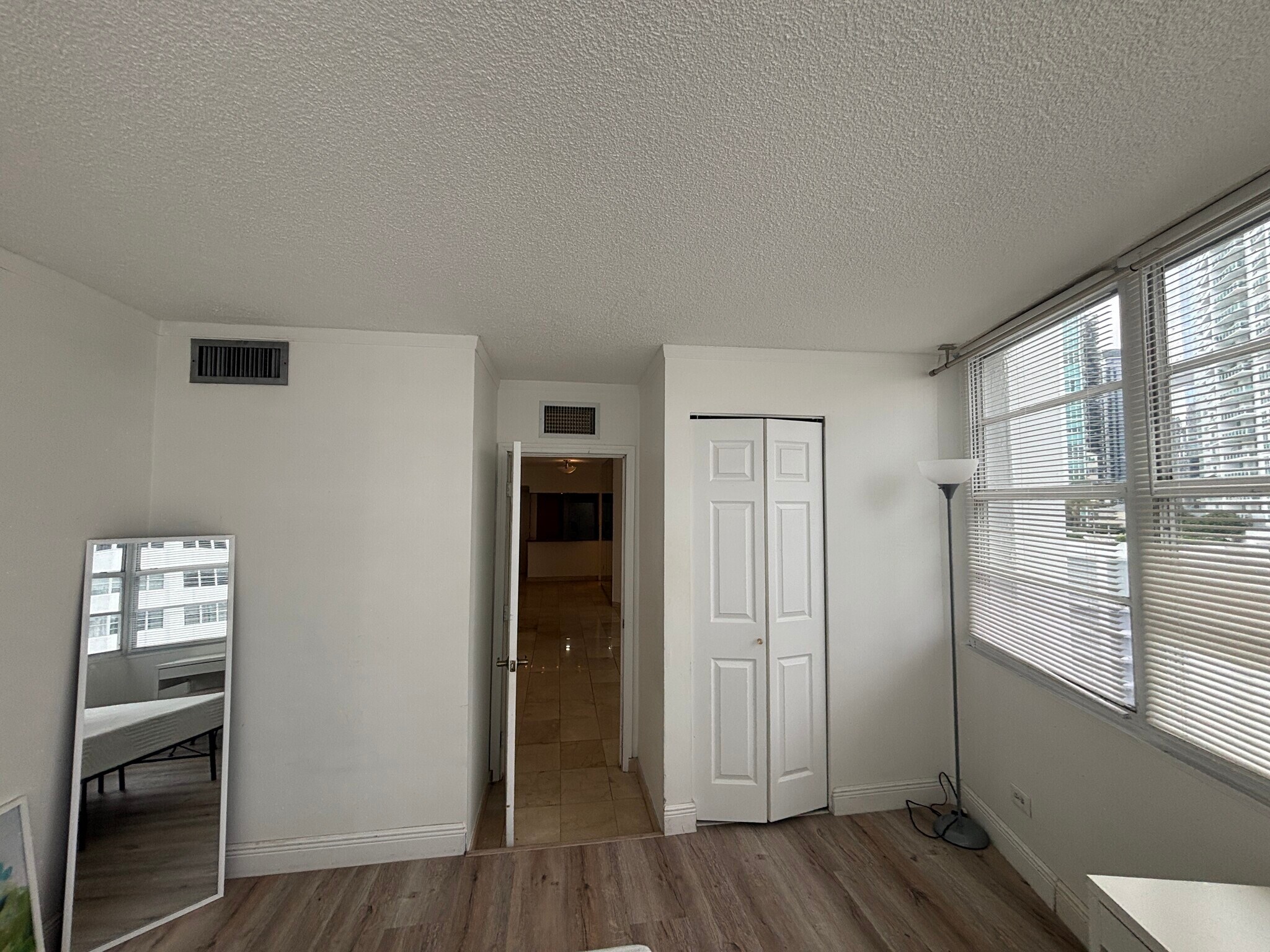 Building Photo - 999 Brickell Bay Dr