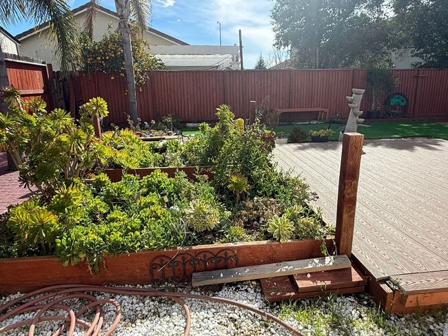 Building Photo - Hollister-Beautifully Updated 4BD/3BA Home with Garden Backyard in Prime Hollister Location