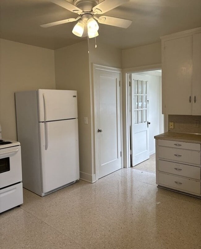 Building Photo - 4Bd/1Ba Two Story House - Available to View!