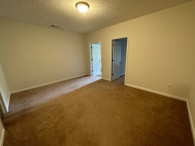 Building Photo - 3-bedroom, 3.5-bathroom nestled in Wyndhur...