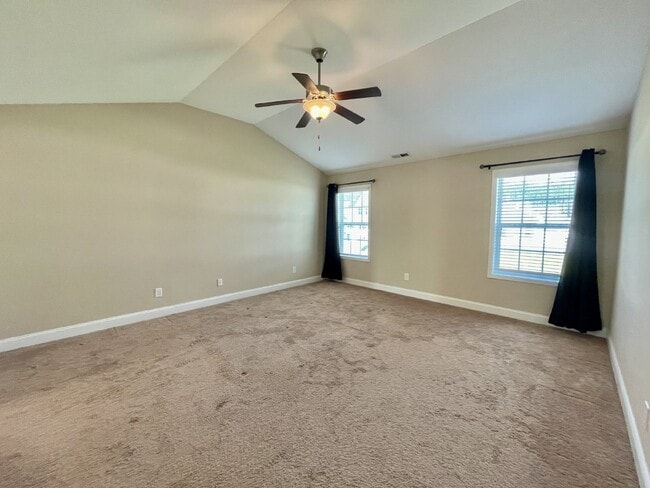 Building Photo - 4 Bed, 2 And A Half Bath Nest In Bedford