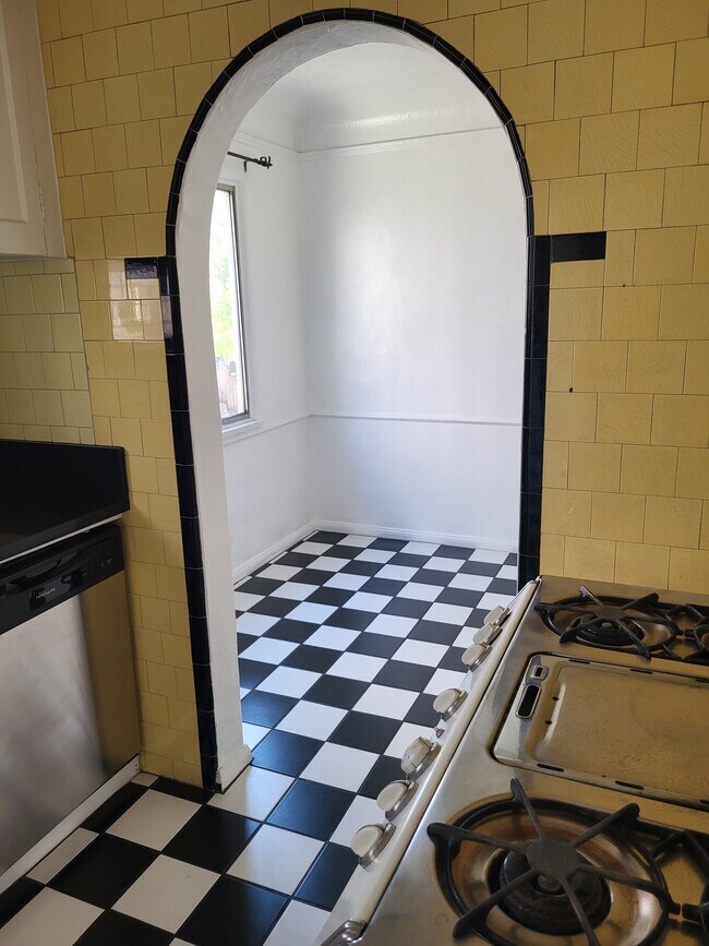 Building Photo - 346 N Alfred St