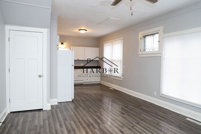 Building Photo - 11th Avenue NE Duplex