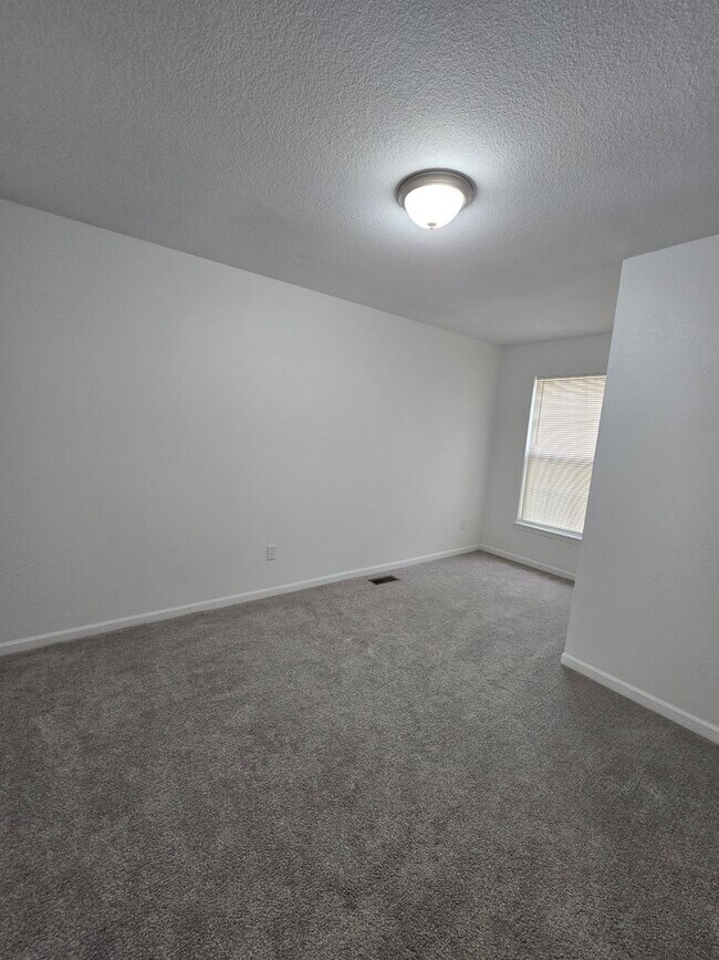Building Photo - 3 bedroom duplex