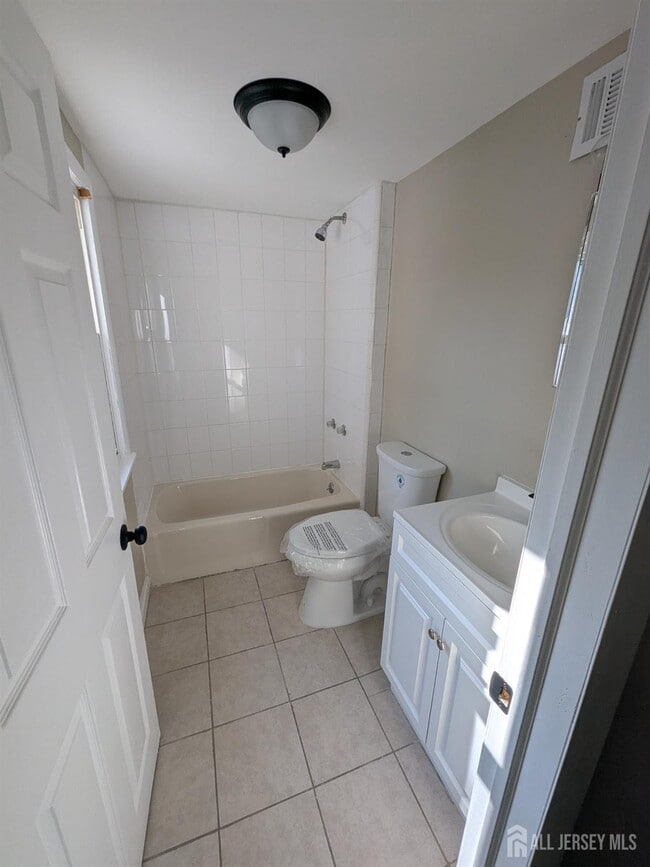 Building Photo - 10 Pierson St