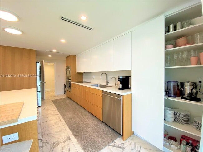 Building Photo - 1121 Crandon Blvd