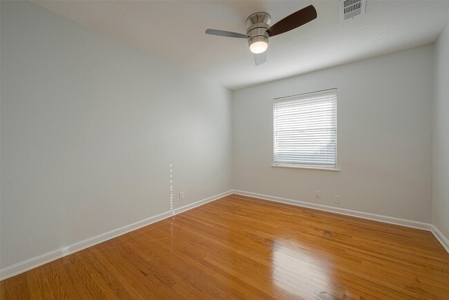 Building Photo - 4923 Poinciana Dr