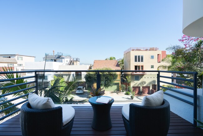 Building Photo - 6672 Vista Del Mar