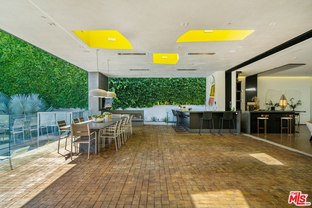 Building Photo - 809 N Rexford Dr