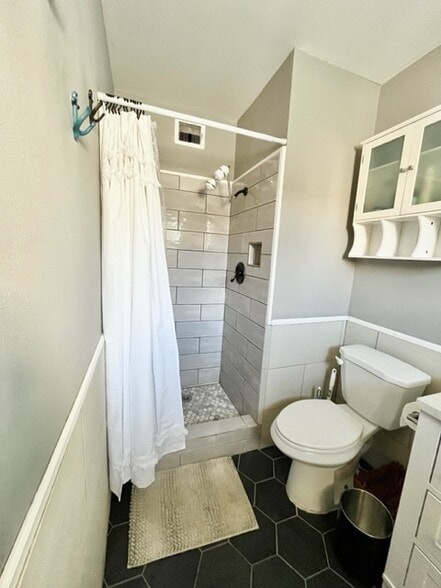 Master bathroom - 1247 W Devonshire St