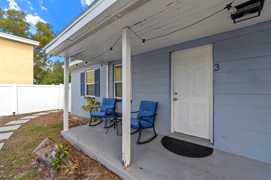 Front porch with porch chairs/table included to enjoy the fenced in backyard - 401 S Mars Ave