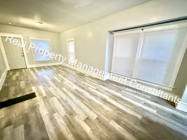 Building Photo - Renovated 2 Bedroom with Deposit Free Living via Obligo