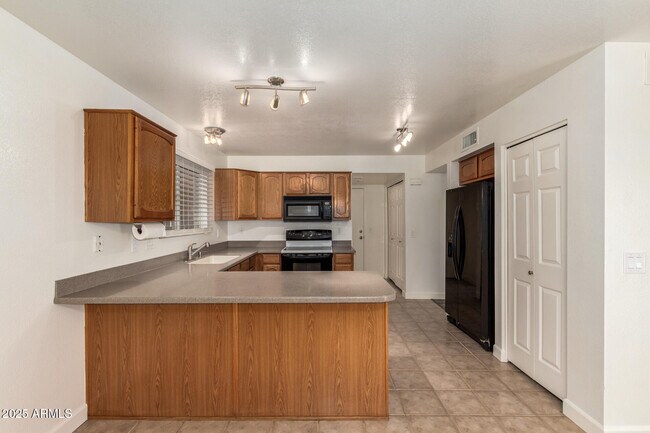 Building Photo - 2901 E Woodland Dr