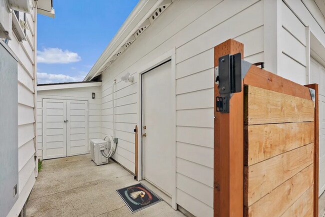 Building Photo - Beautiful Craftsman Home with Ample Parking & Outdoor Space