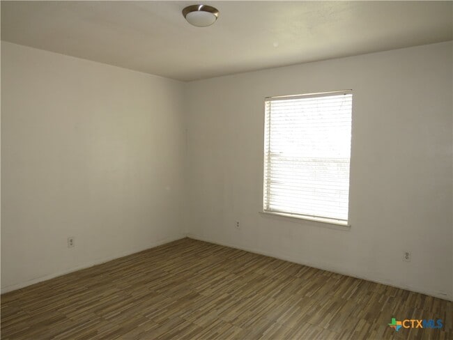 Building Photo - 1904 Cedarhill Dr