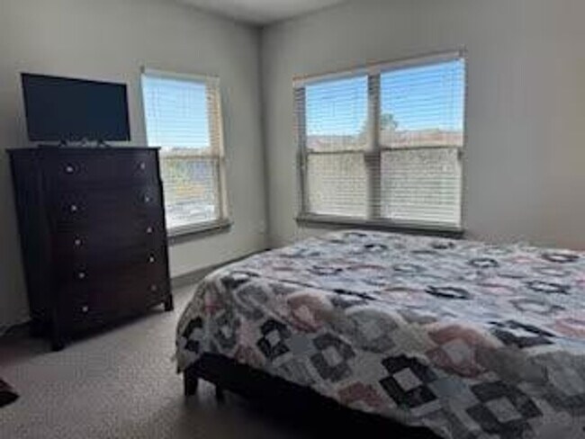 Building Photo - 300 Venue Wy