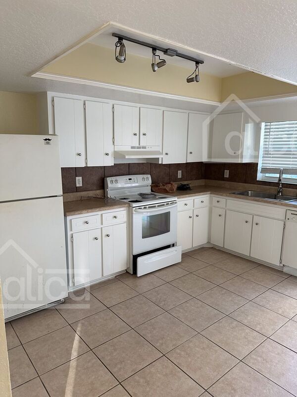 Building Photo - 13753 Oleander Ave