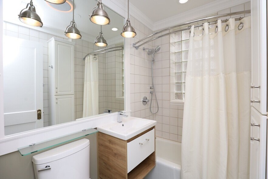 Building Photo - 1928 W Berenice Ave