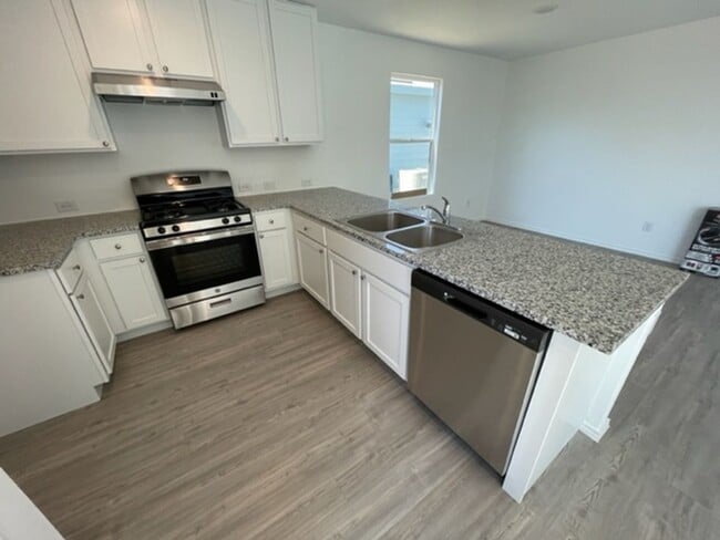 Building Photo - Newly Built & Stylish 4BR/2.5BA Two-Story ...