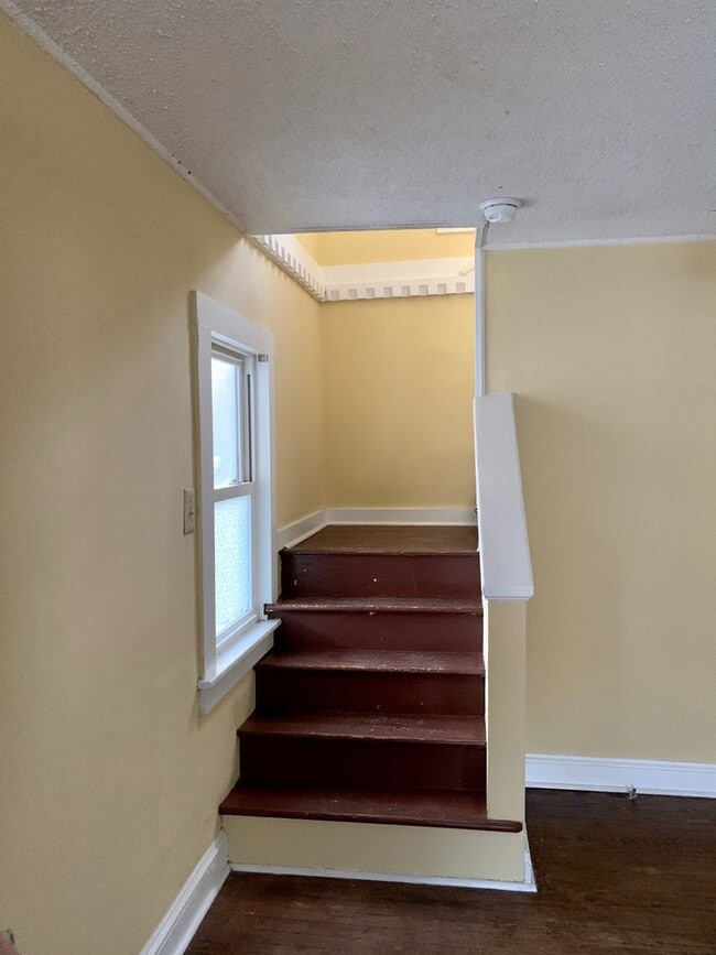 Building Photo - Charming 2 Bedroom with bonus room home in Historic Downtown Morehead City Walking District! Walk...