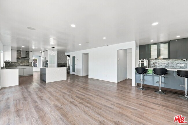 Building Photo - 4355 Chaumont Rd