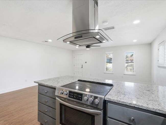 Building Photo - 2531 W Twelfth St