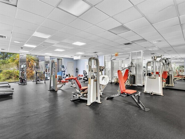 Building Photo - 9367 Fontainebleau Blvd