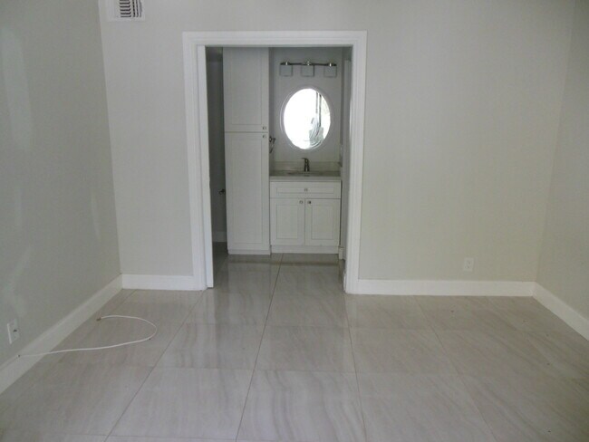 Building Photo - ONE BEDROOM ONE BATHROOM! FULLY RENOVATED Stainless Appliances!