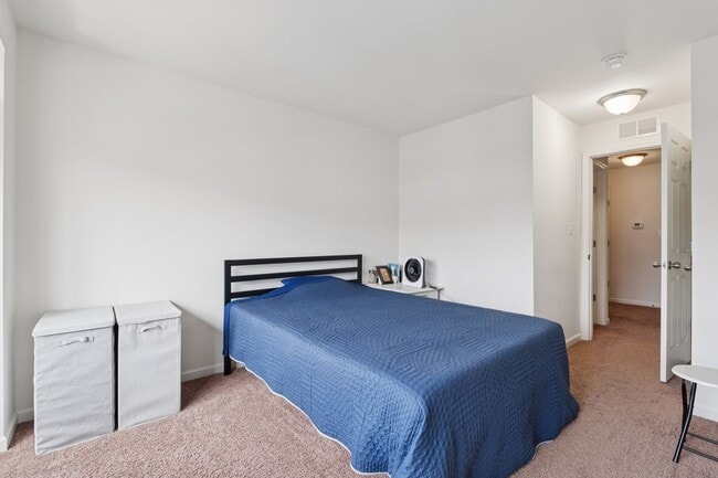 Building Photo - 42227 Canary Grass Sq