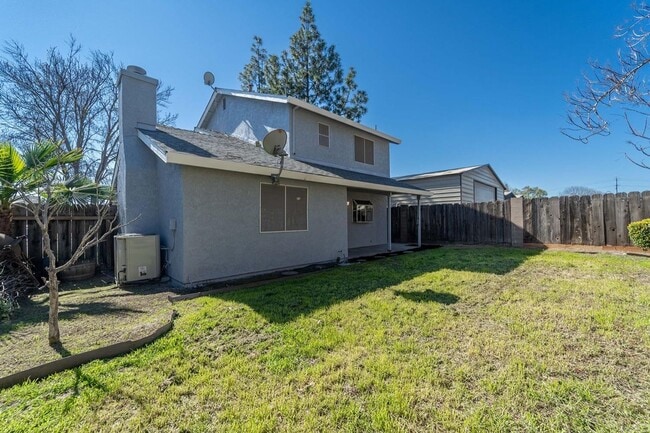 Building Photo - 3 bedroom minutes from shopping & freeway access!