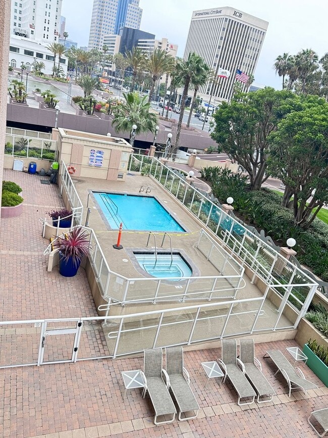 Building Photo - Modern Downtown Long Beach Condo with Ocea...
