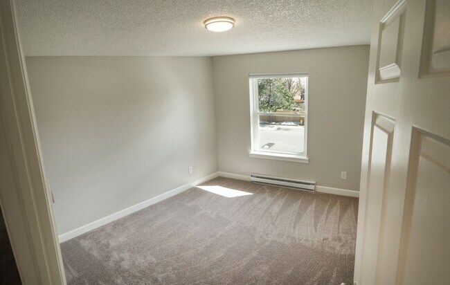 Building Photo - Beautifully Updated 4B/2B in Central Fort Collins! Quiet Neighborhood!