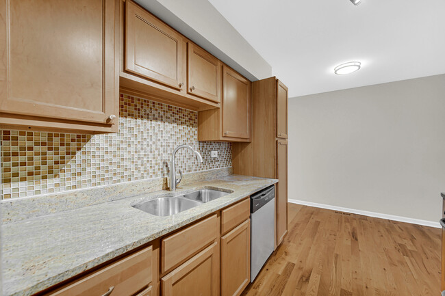 Building Photo - 2301 Knollwood Cir