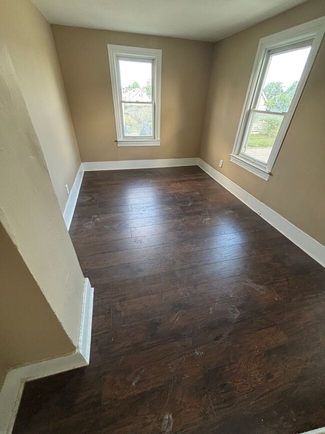 Building Photo - Section 8 welcome, 3 bedrooms 1 Bath. Spac...