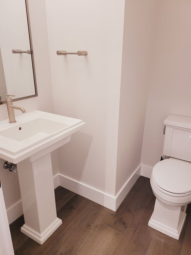 Building Photo - Luxury Downtown Townhome