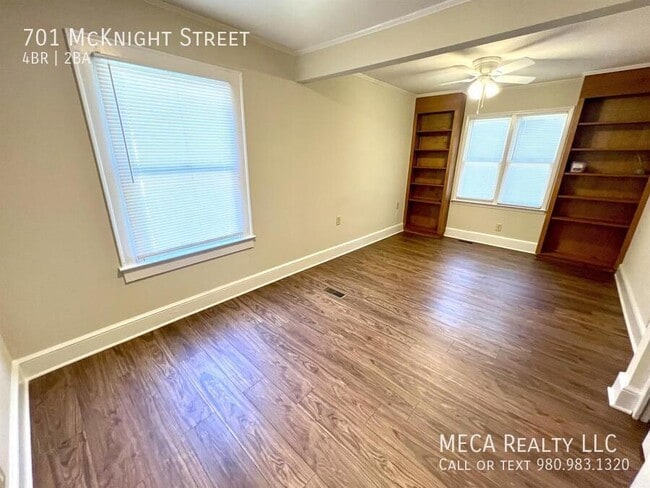 Building Photo - 701 McKnight St