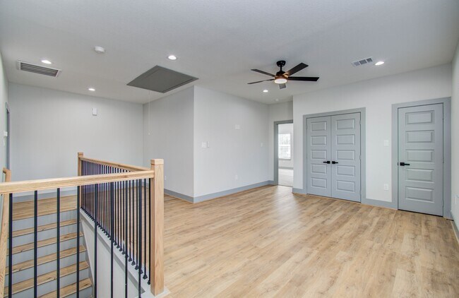 Building Photo - 837 S Victory Dr