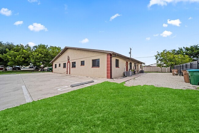 Building Photo - 709 SE 8th Terrace
