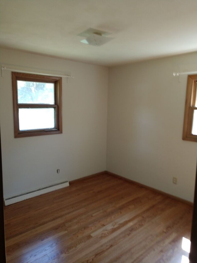 Building Photo - 3 Bedroom 1.5 Bath Single Family Home in H...