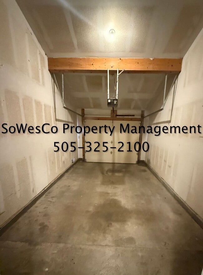 Building Photo - 2 Bedroom Furnished Monthly Rental in Coun...