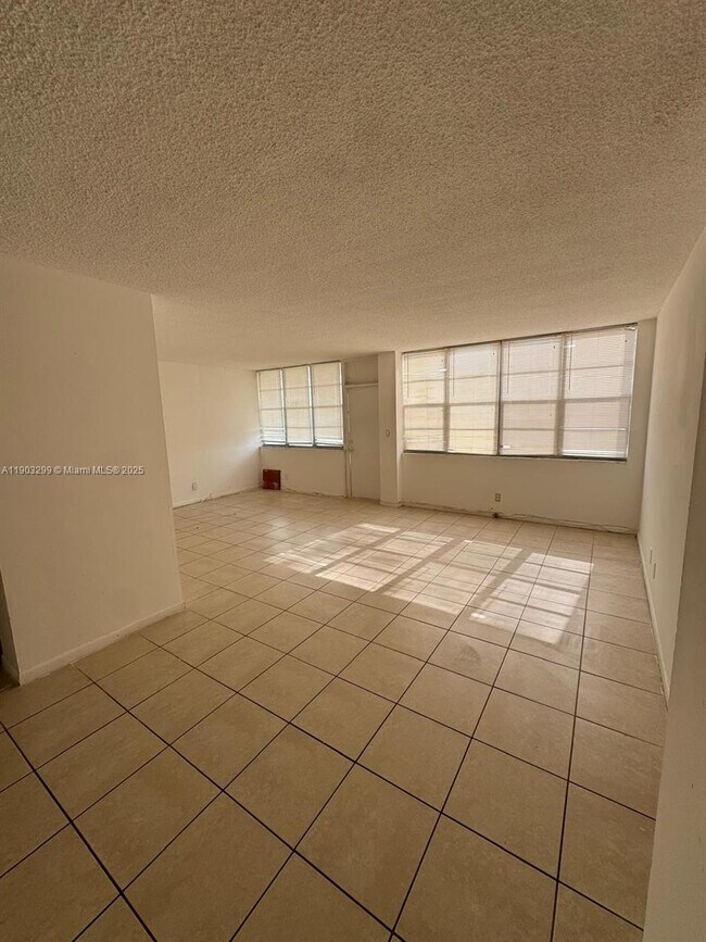 Building Photo - 2025 NE 164th St