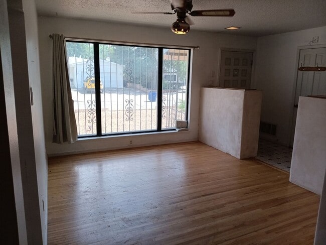 Building Photo - 3 Bedroom, 2 Bathroom Home! Schedule a Showing!