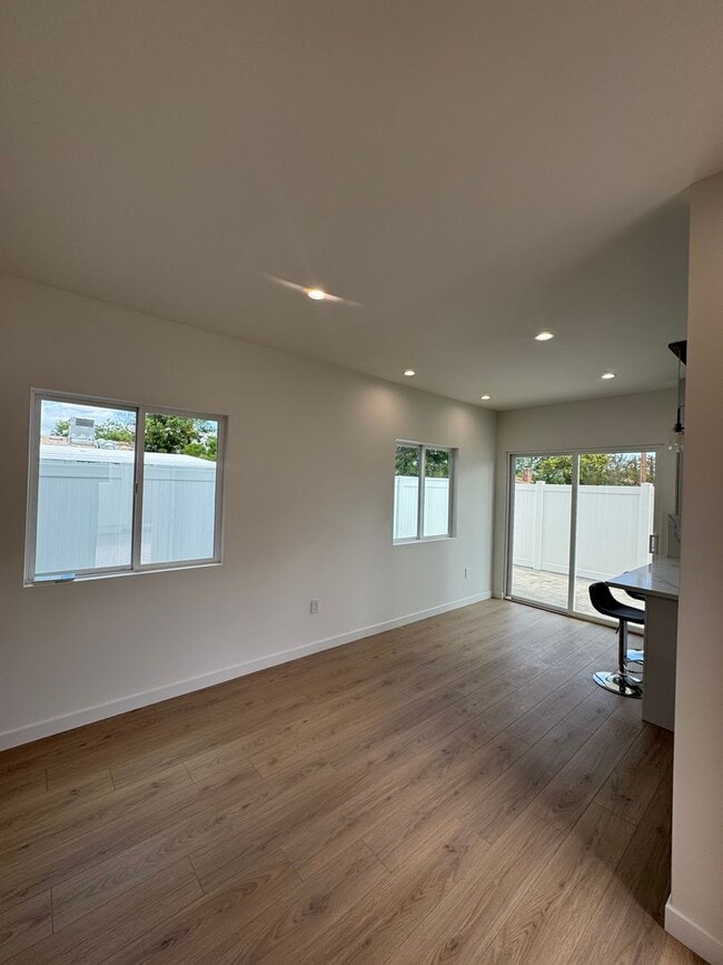 Building Photo - Spacious 1000 Sq. Ft. First-Floor Back ADU...