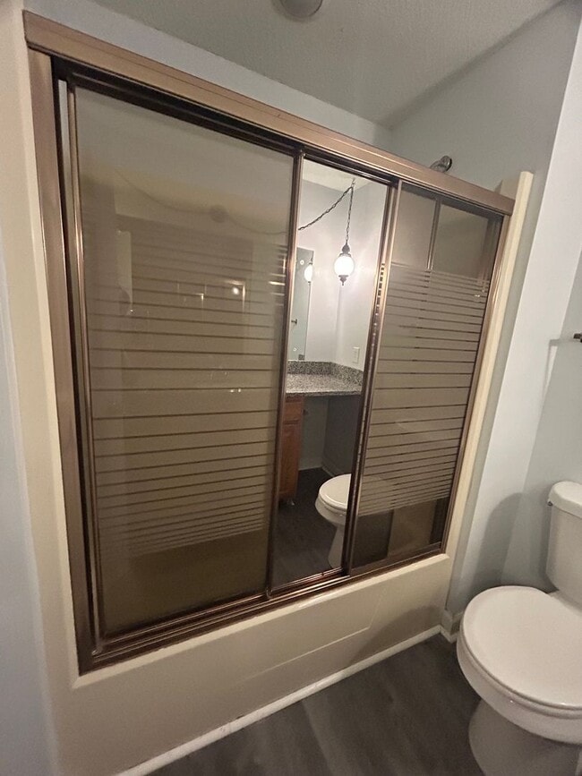 Building Photo - Large 4 bedroom 3 bathroom house in the he...