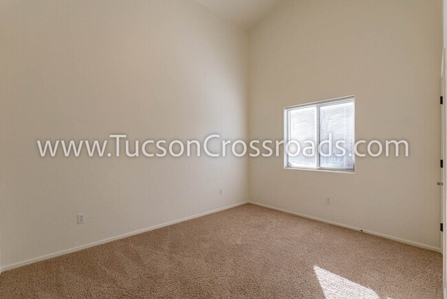 Building Photo - 4 Bedroom / 2 Bathroom Home